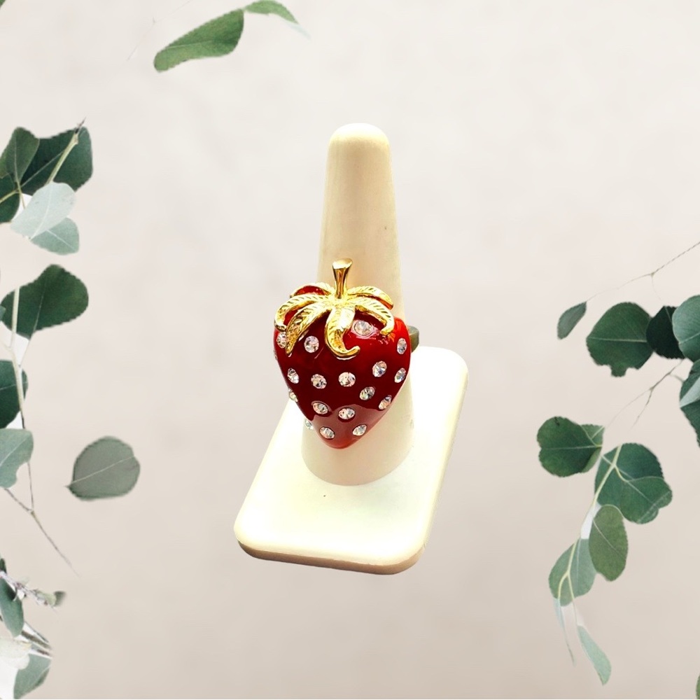 Kenneth J Lane Strawberry Swarovski Crystal Rhinestone Ring. Size 8.